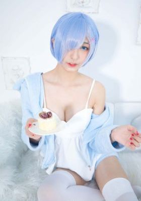 脱了内裤趴着光屁股打紫_免费在线观看